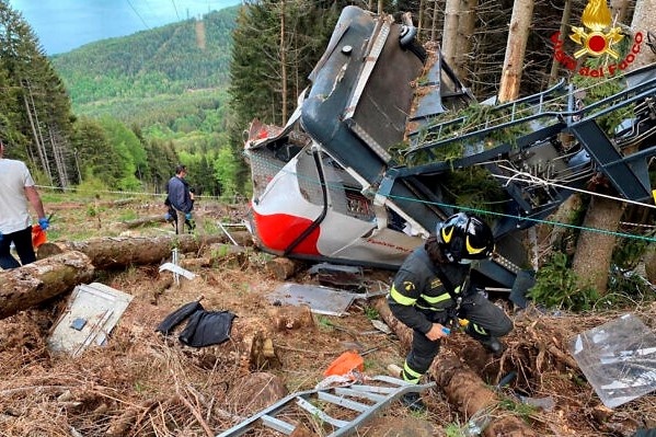 Cong to vien Italy: Ham loi dan den tai nan roi buong cap treo hinh anh