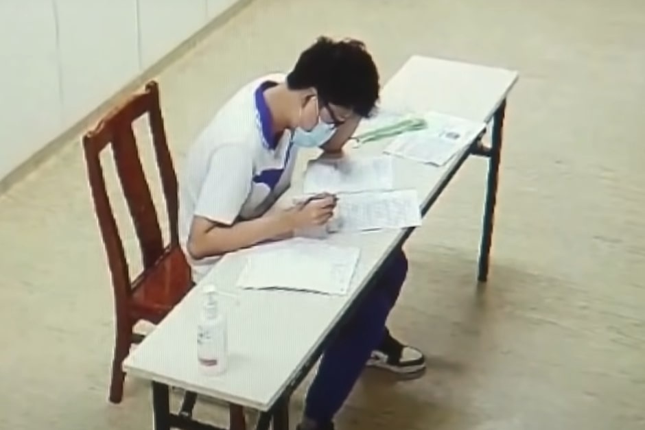 Mac Covid-19, thi sinh Trung Quoc thi dai hoc trong khu cach ly hinh anh