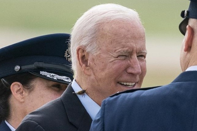 Ong Biden bi ve sau 'quay nhieu' truoc khi len Khong luc Mot hinh anh