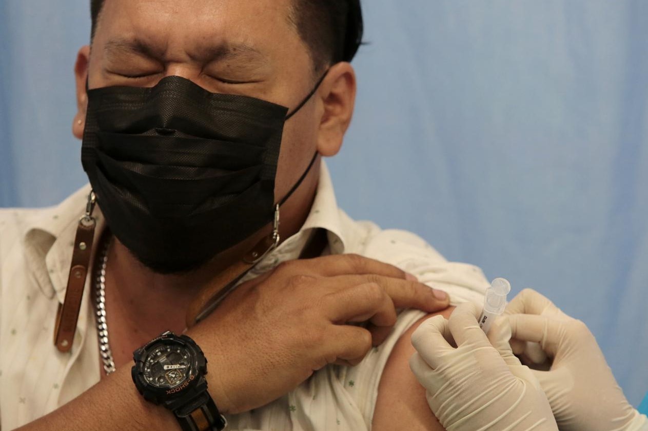 Tiem chung bi hoan, gioi chuc Thai Lan do loi cho nhau hinh anh