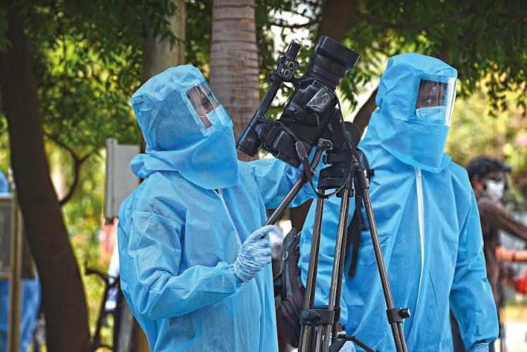 Nha bao quoc te tren tien tuyen tran chien chong Covid-19 hinh anh