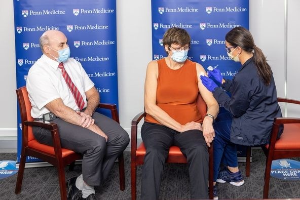 nguoi dung dang sau cong nghe san xuat vaccine Covid-19 anh 5