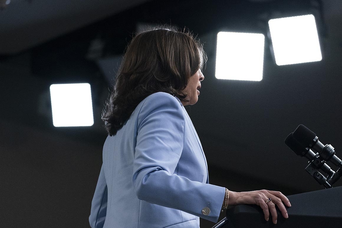 hon loan tai van phong pho tong thong Kamala Harris anh 1