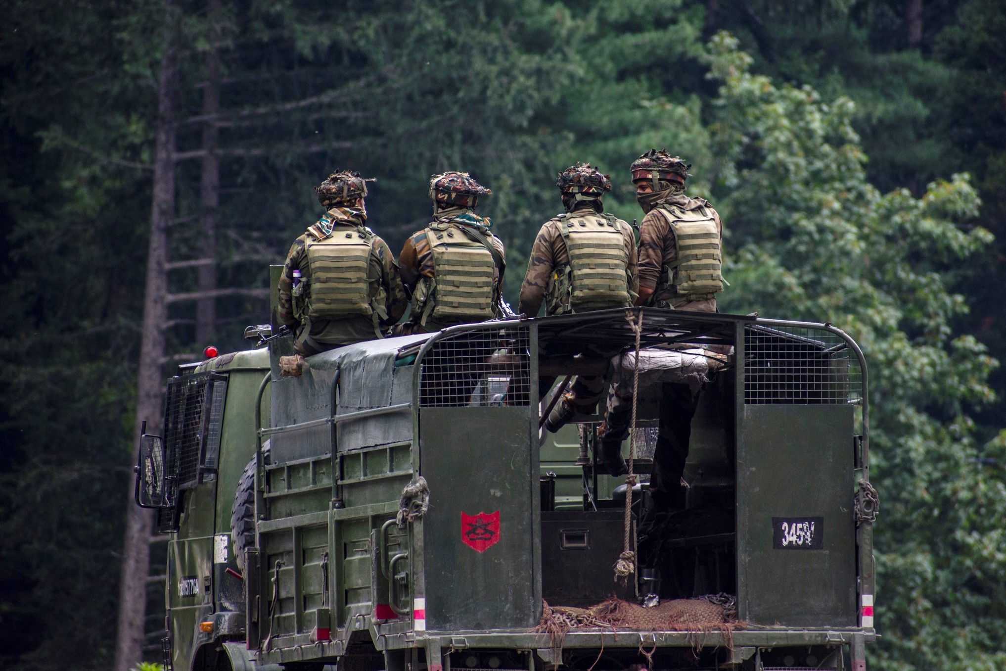 Hang chuc nghin linh An Do va Trung Quoc de chung nhau o bien gioi hinh anh