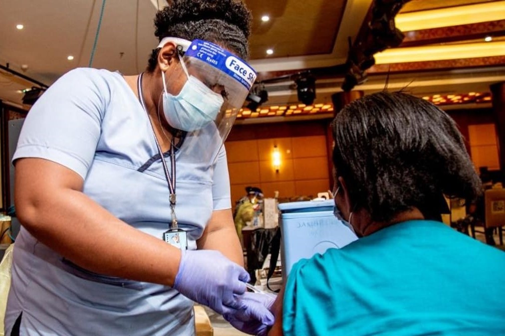 Quoc dao ap dung luat 'khong tiem vaccine thi mat viec' hinh anh