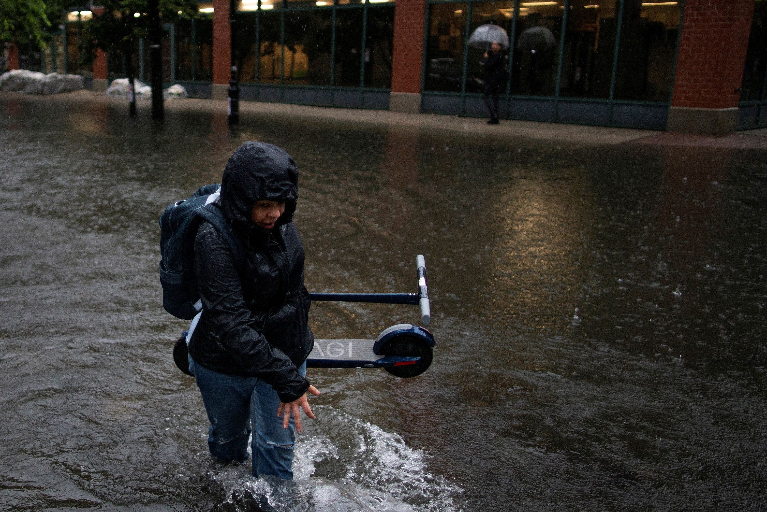 Thanh pho New York ngap nuoc hau bao Elsa hinh anh