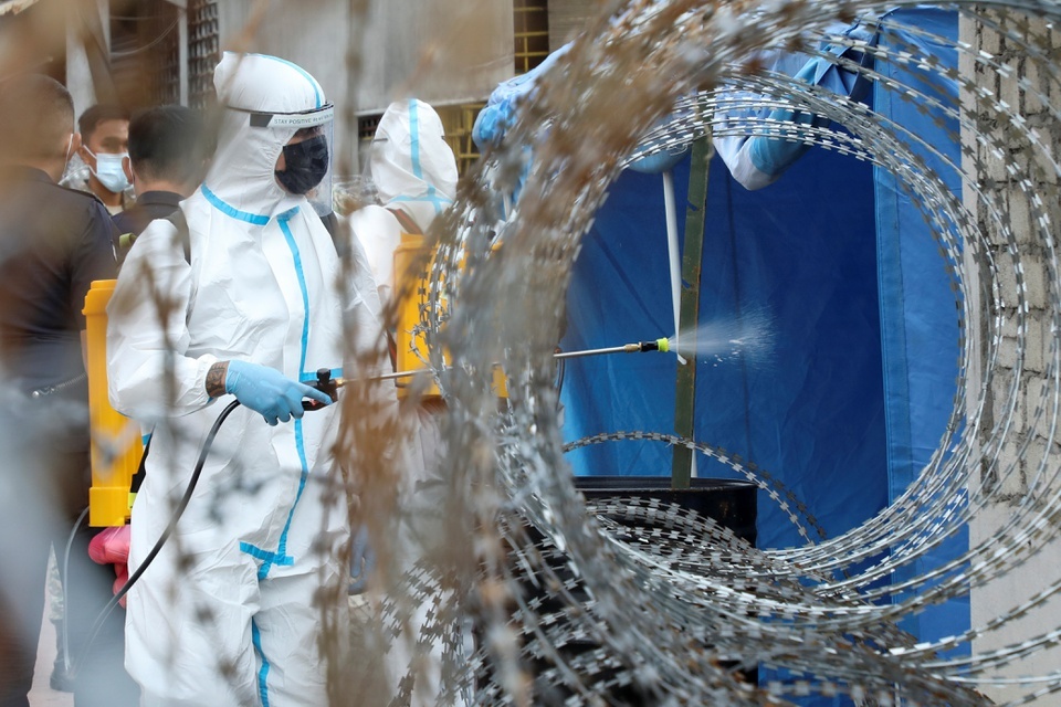 Chuyen gia NUS: Can phat manh tay nguoi vi pham cach ly tai nha hinh anh