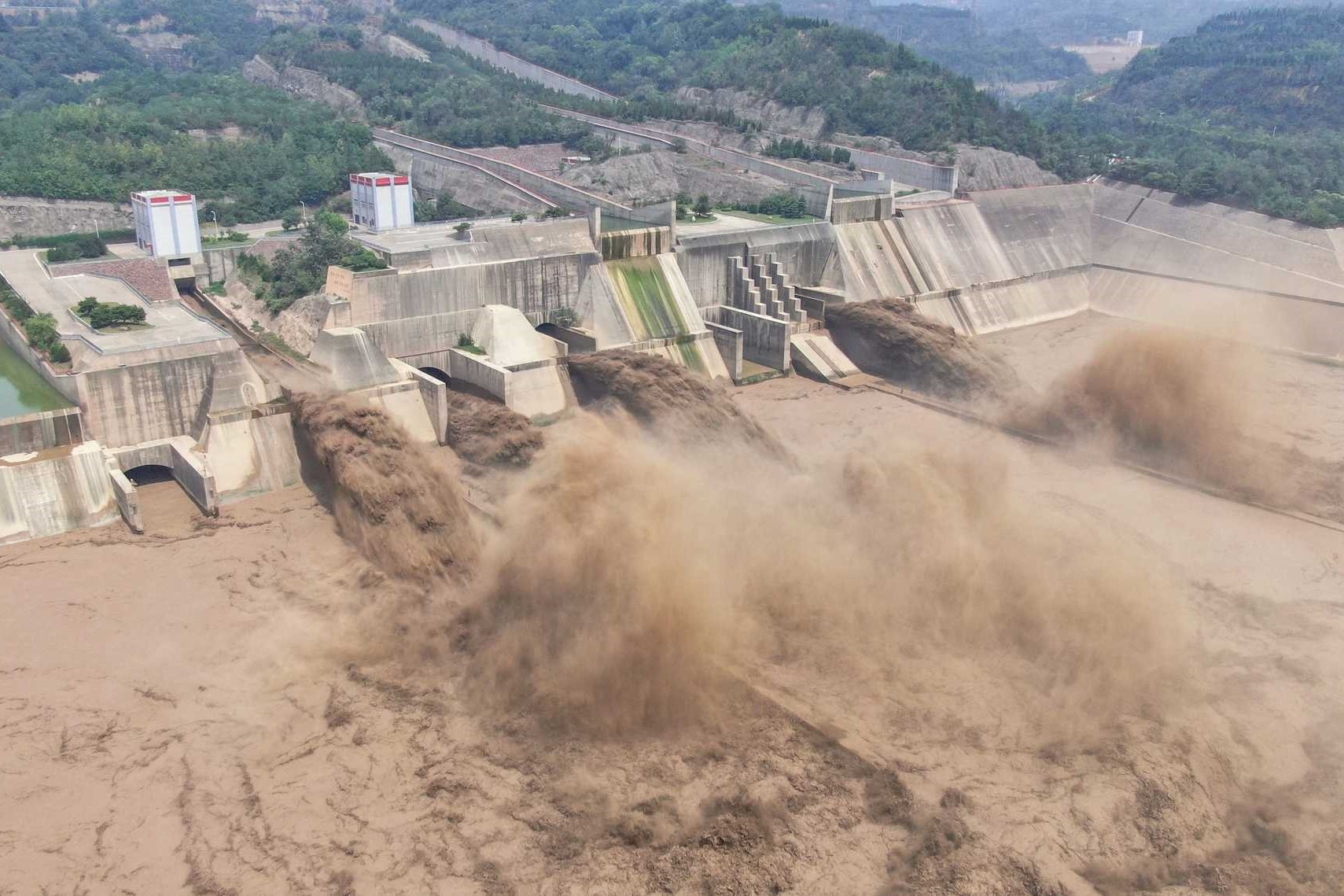 Mua lon bat thuong, quan doi Trung Quoc canh bao vo dap hinh anh