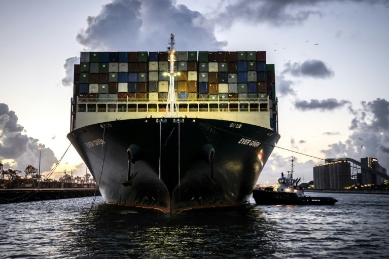 Tau Ever Given da 'di toi noi, ve toi chon' o Ha Lan hinh anh