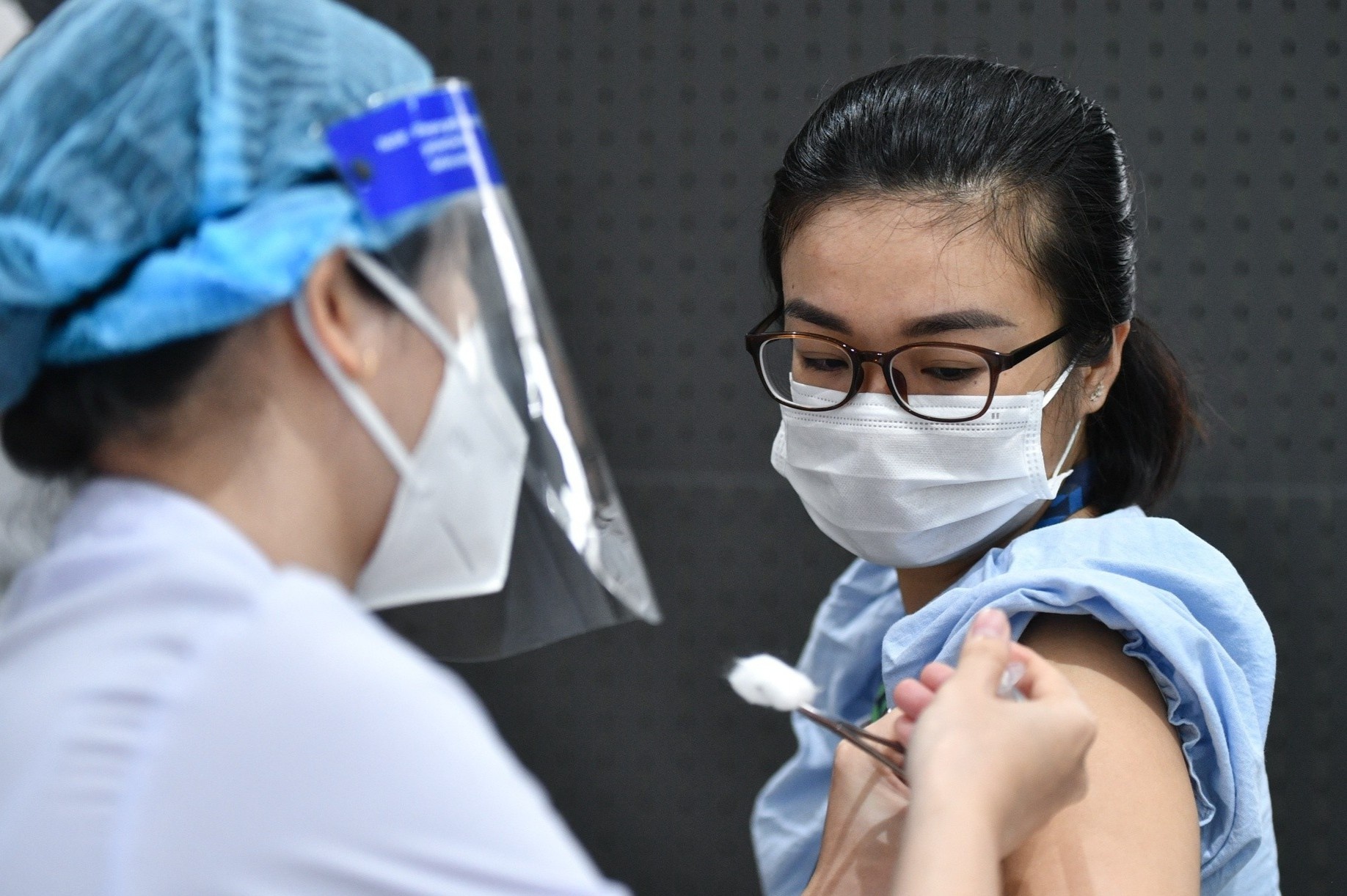 TP.HCM can lam gi sau khi tiem mui 1 cho hon 80% nguoi lon? hinh anh