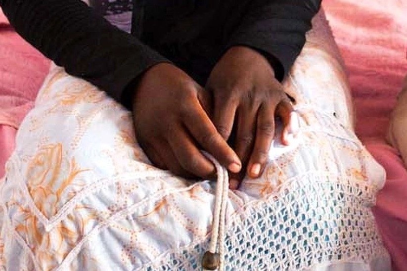 Be gai Zimbabwe 14 tuoi chet vi sinh con, LHQ len an nan tao hon hinh anh