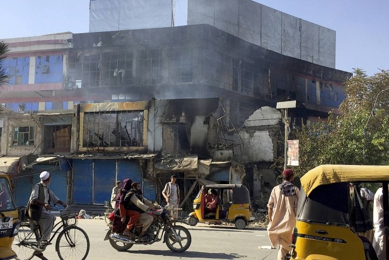 Thanh pho chien luoc cua Afghanistan roi vao tay Taliban hinh anh