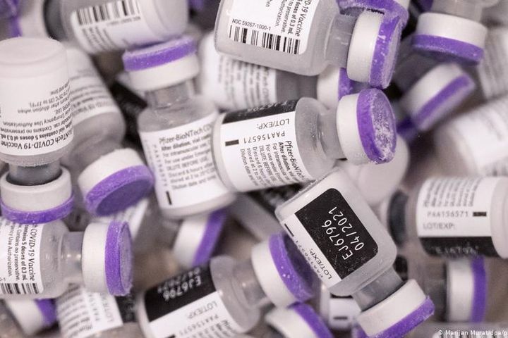 Nghich ly du thua vaccine o nuoc giau hinh anh