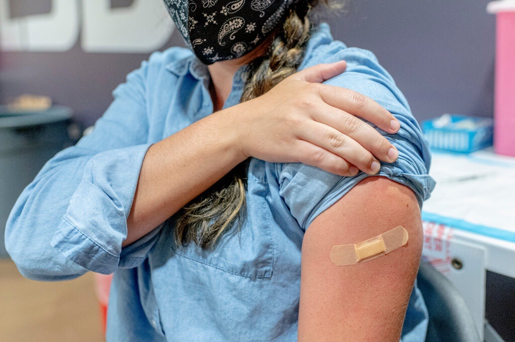 FDA phe duyet vaccine Covid-19 anh 2