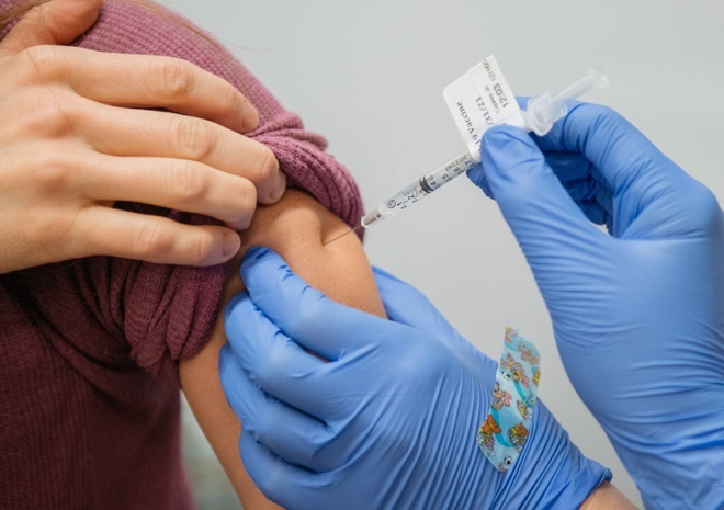 Bi tiem nuoc muoi, hang nghin nguoi Duc cho tiem vaccine lai hinh anh