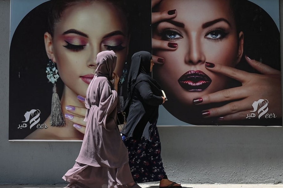 Kabul that thu, phu nu Afghanistan dot bang cap, mua khan trum dau hinh anh