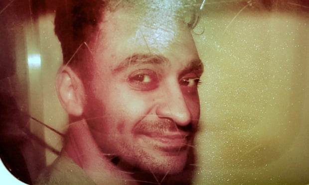 Nguoi dan ong o Anh hau toa voi cao buoc tiem mau vao thuc an hinh anh