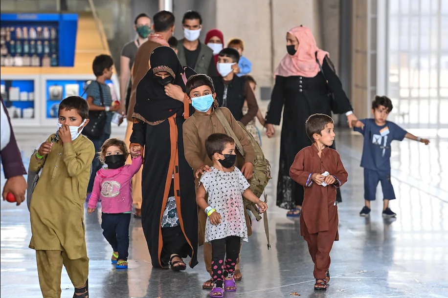 Nguoi Afghanistan doi tren may bay 12 tieng moi duoc nhap canh vao My hinh anh