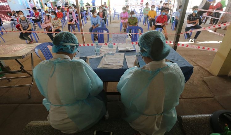 Campuchia tiem vaccine cho tre em anh 1