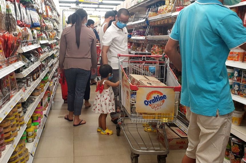 Chinh quyen doi lap Myanmar keu goi noi day, nguoi dan do xo mua hang hinh anh