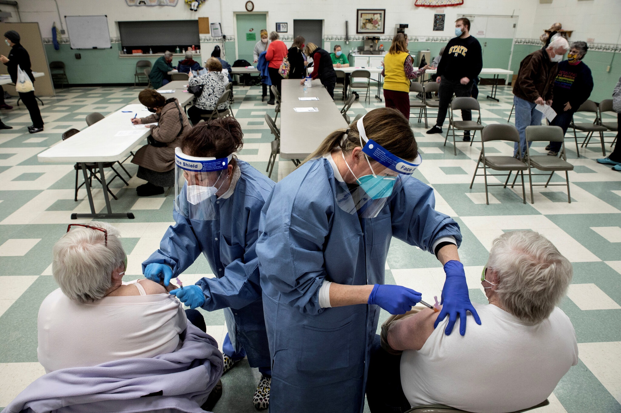 tiem vaccine covid-19 toan cau anh 1