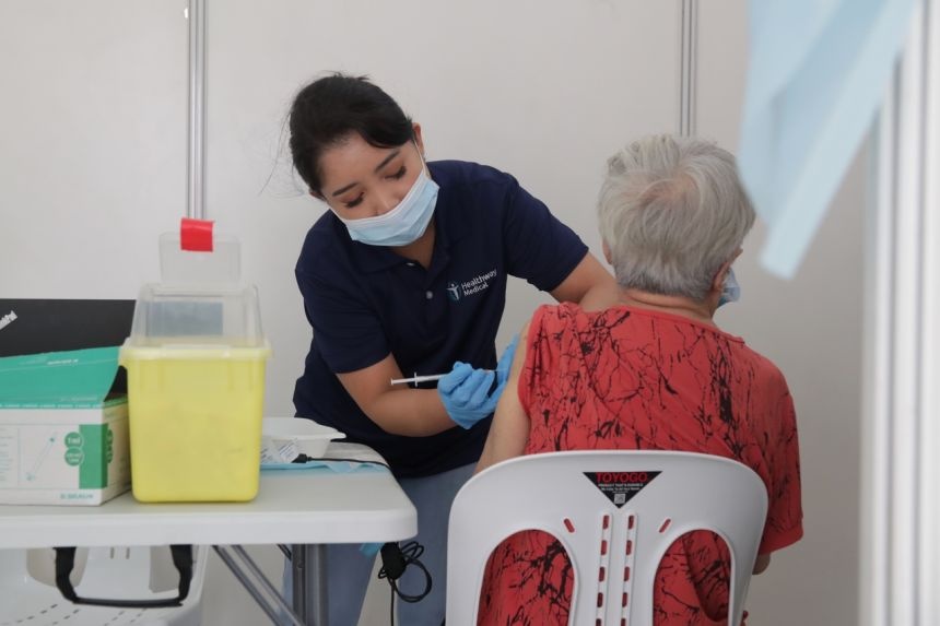 Singapore tiem mui vaccine tang cuong anh 1