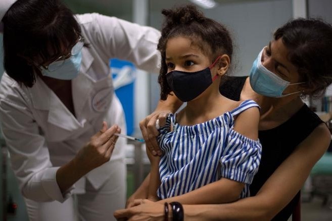 Cuba tiem vaccine Covid-19 cho tre tu 2 tuoi de mo cua truong hoc hinh anh