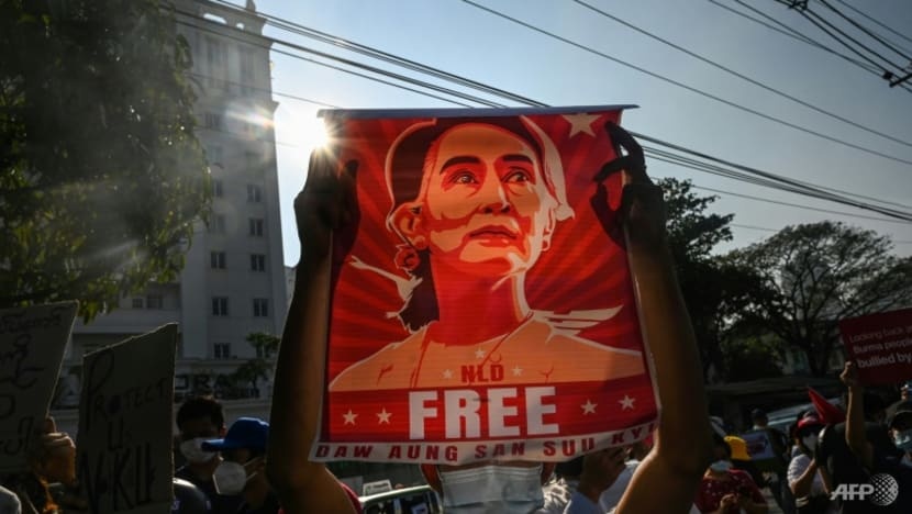 doan xe quan su Myanmar trung bom anh 1