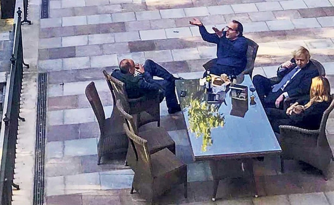 Lo anh Thu tuong Boris Johnson tu tap trong thoi diem Anh bi phong toa hinh anh