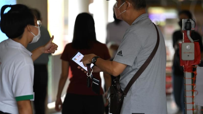 Singapore noi long, chu quan khong co thoi gian xet the xanh vaccine hinh anh