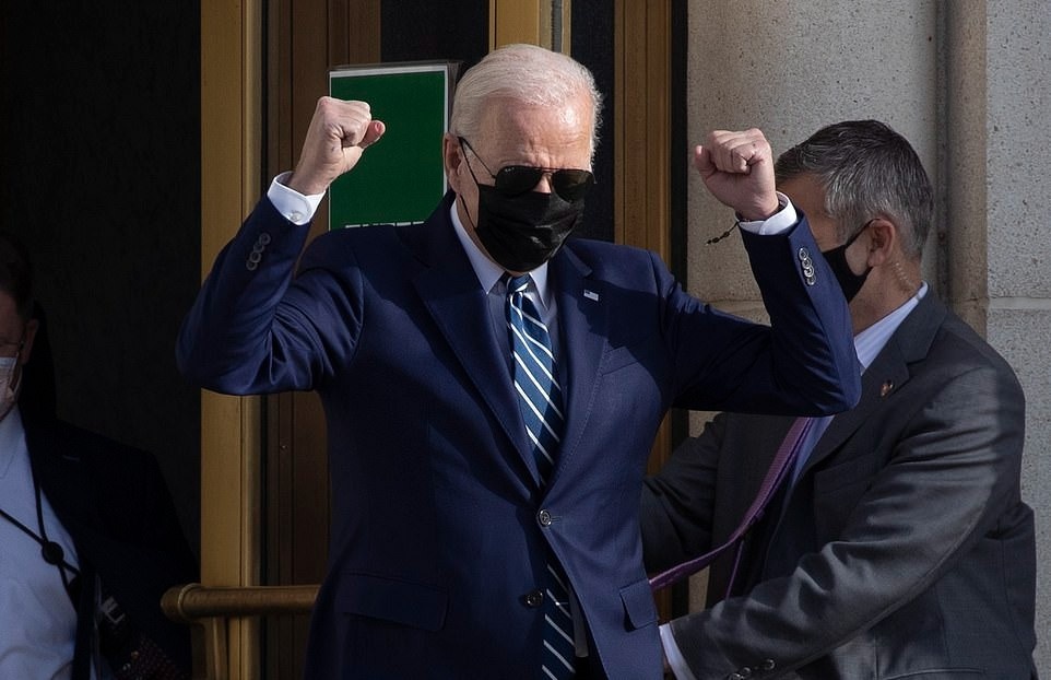 Ong Biden roi benh vien, len truc thang ve Nha Trang hinh anh