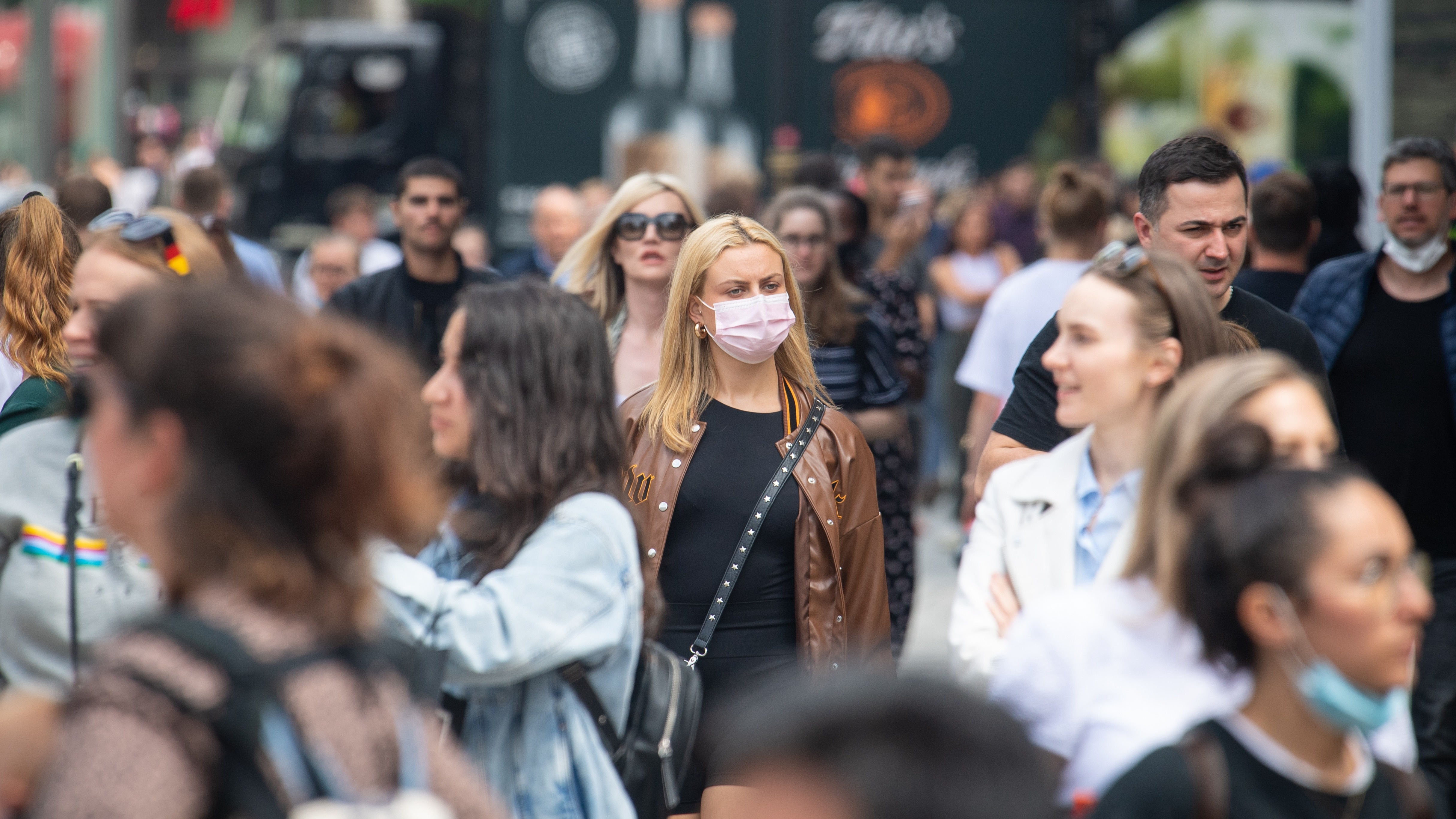 Vi sao Anh tranh duoc lan song dich Covid-19 dang tan cong chau Au? hinh anh