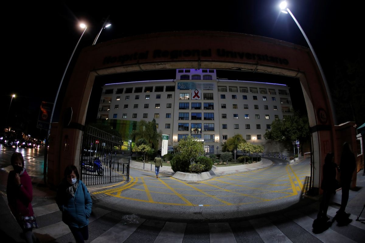 Gan 70 nhan vien ICU o Tay Ban Nha mac Covid-19 sau tiec Giang sinh hinh anh