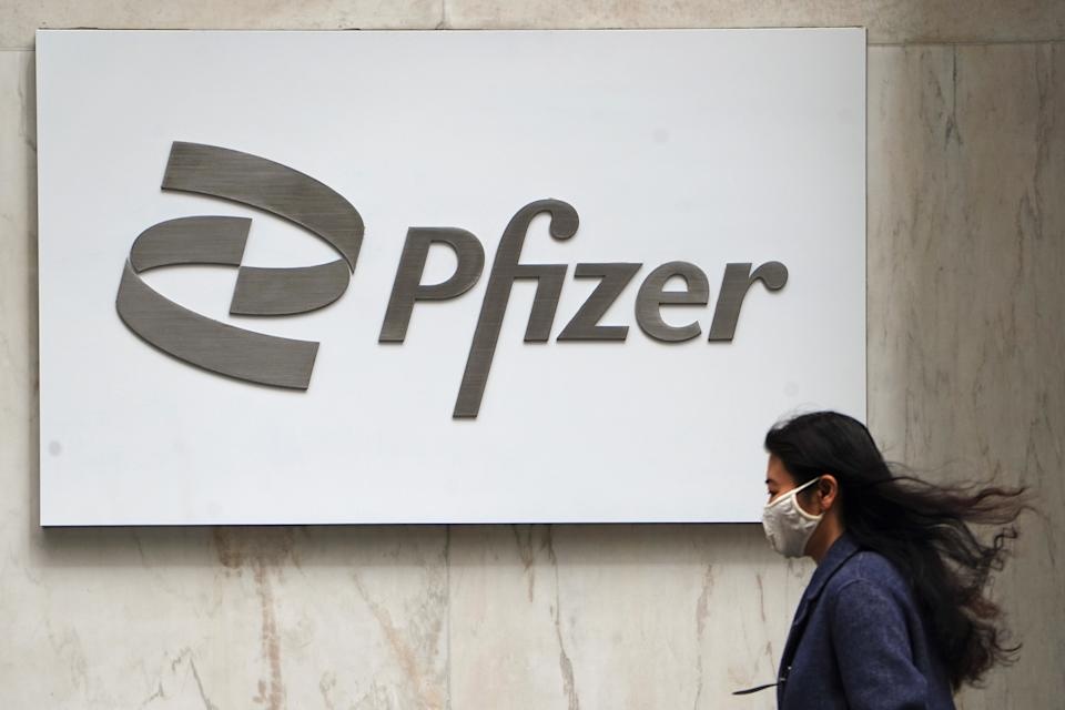 pfizer kien nhan vien cu anh 1