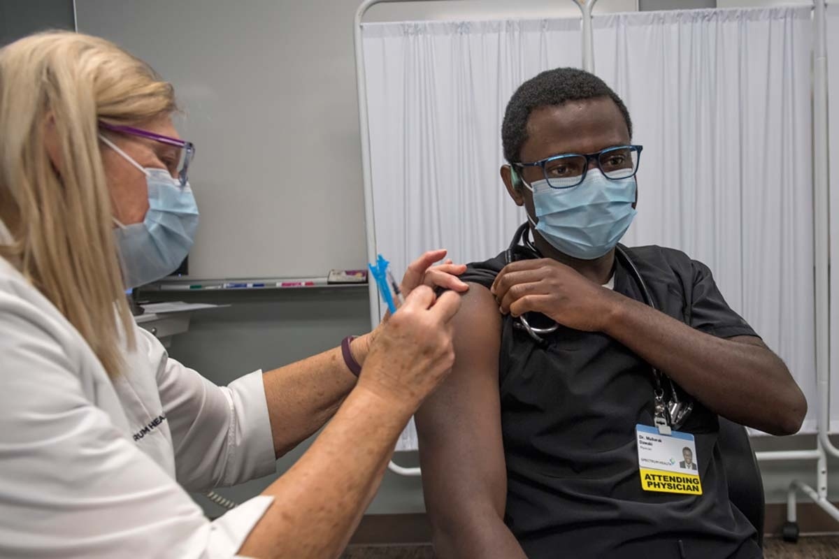 WHO canh bao tinh trang nuoc giau tich tru vaccine hinh anh