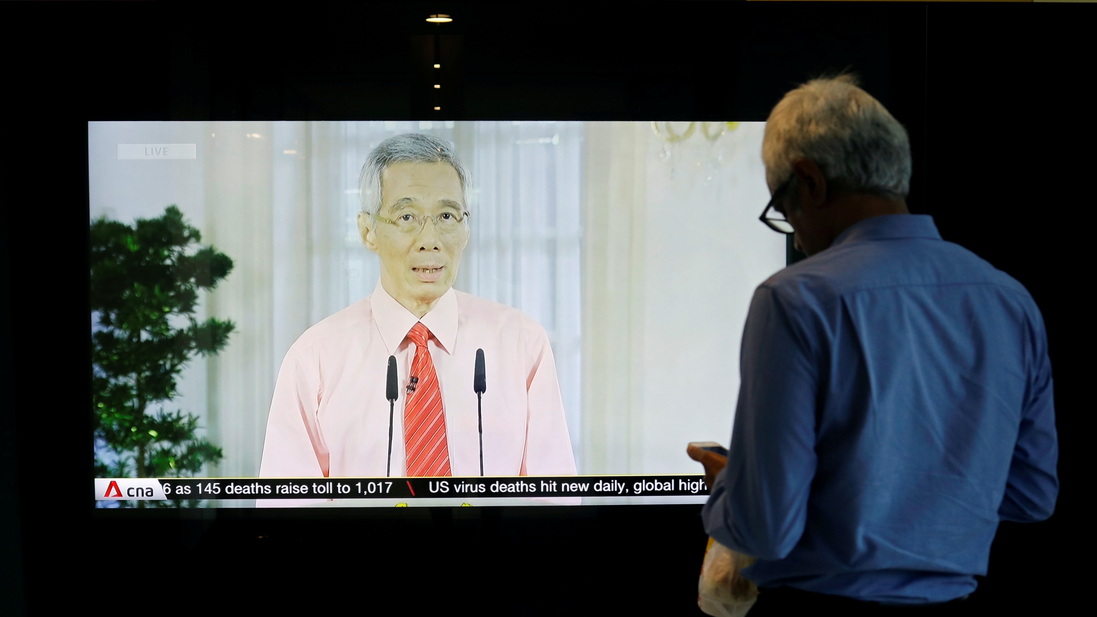 Giam dua tin ve Covid-19 co tac dong toi tam ly chong dich? hinh anh