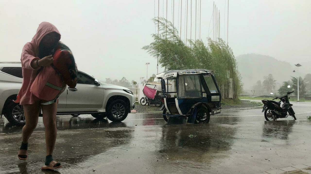 Sieu bao Rai do bo Philippines, hang nghin nguoi phai so tan hinh anh