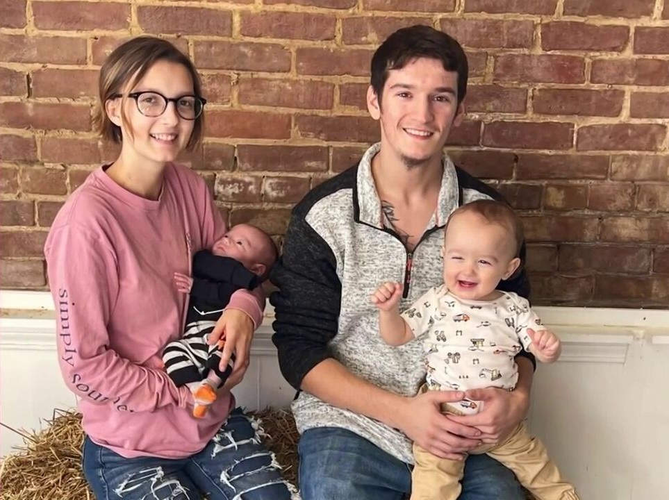 Hai em be song sot ky dieu du tron trong bon tam bi loc thoi bay o My hinh anh