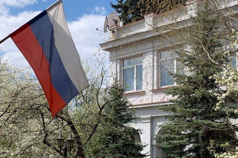 Lanh su quan Nga tai Ukraine bi nem bom xang hinh anh