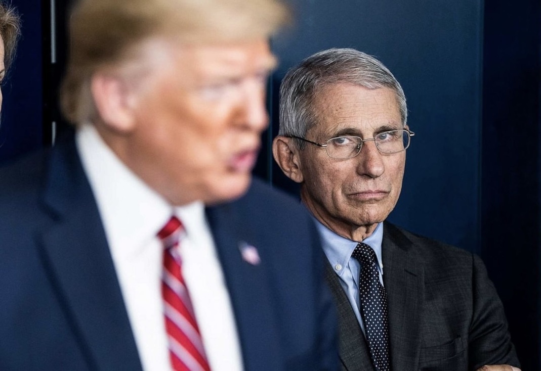 Bac si Fauci ngac nhien khi ong Trump chiu tiem mui tang cuong hinh anh