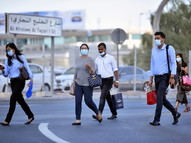 Nguoi dan UAE lan dau tien phai lam viec vao thu sau hinh anh