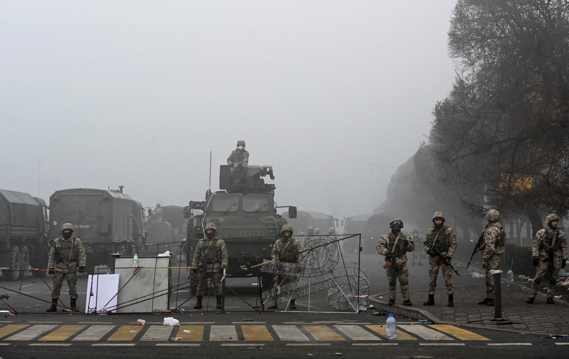 'Buc tranh lon hon' trong cuoc khung hoang Kazakhstan hinh anh