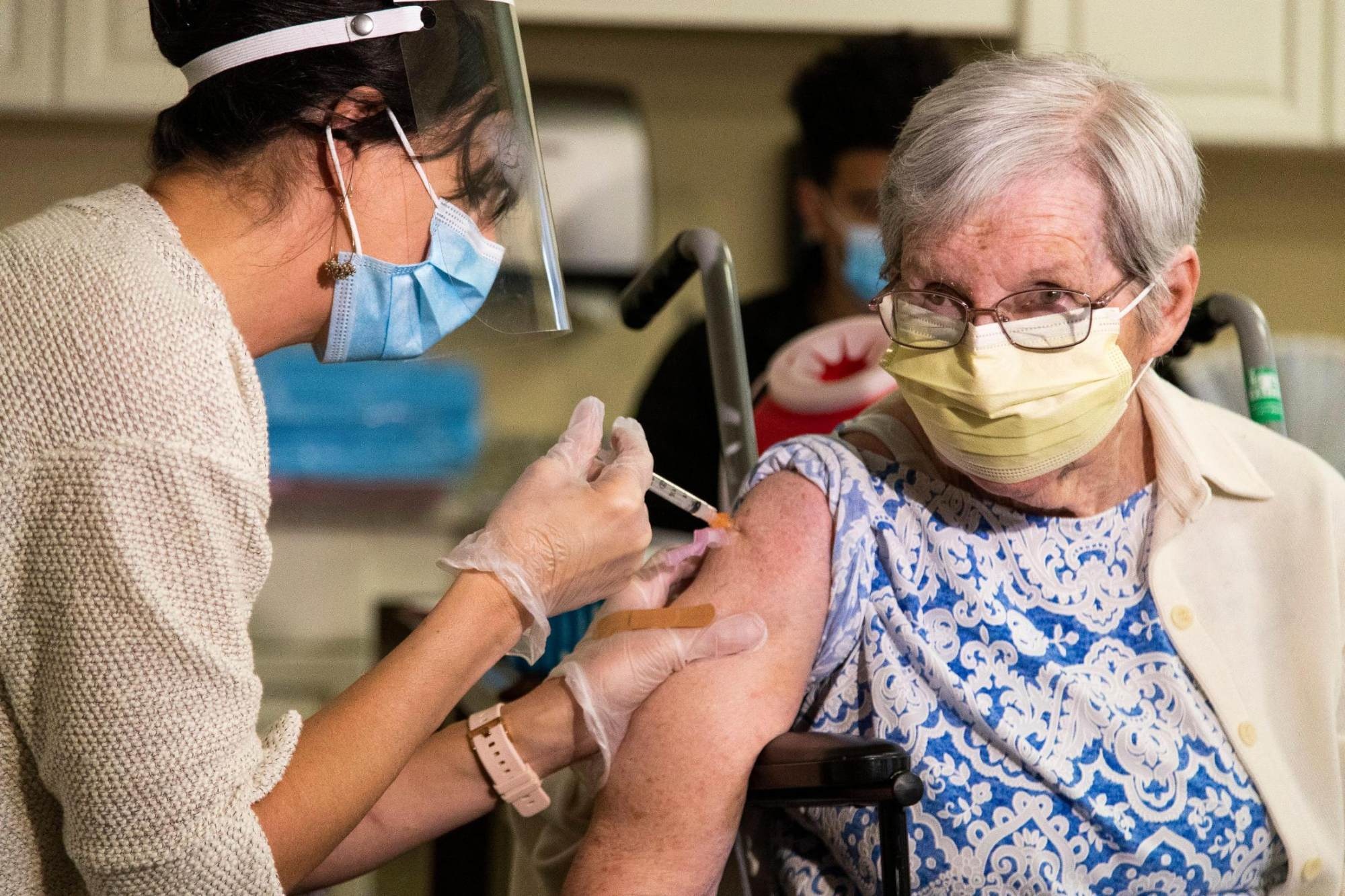 Nghien cuu moi: Mui vaccine Covid-19 thu 4 kem hieu qua truoc Omicron hinh anh