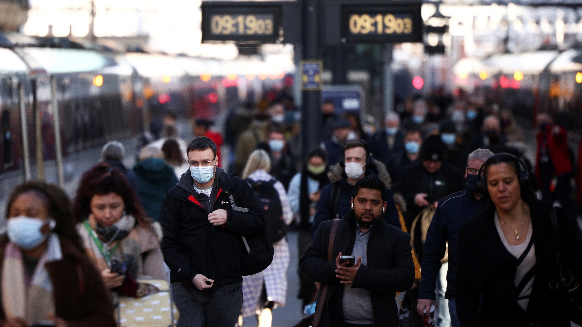 WHO: Omicron co the ket thuc dai dich o chau Au hinh anh