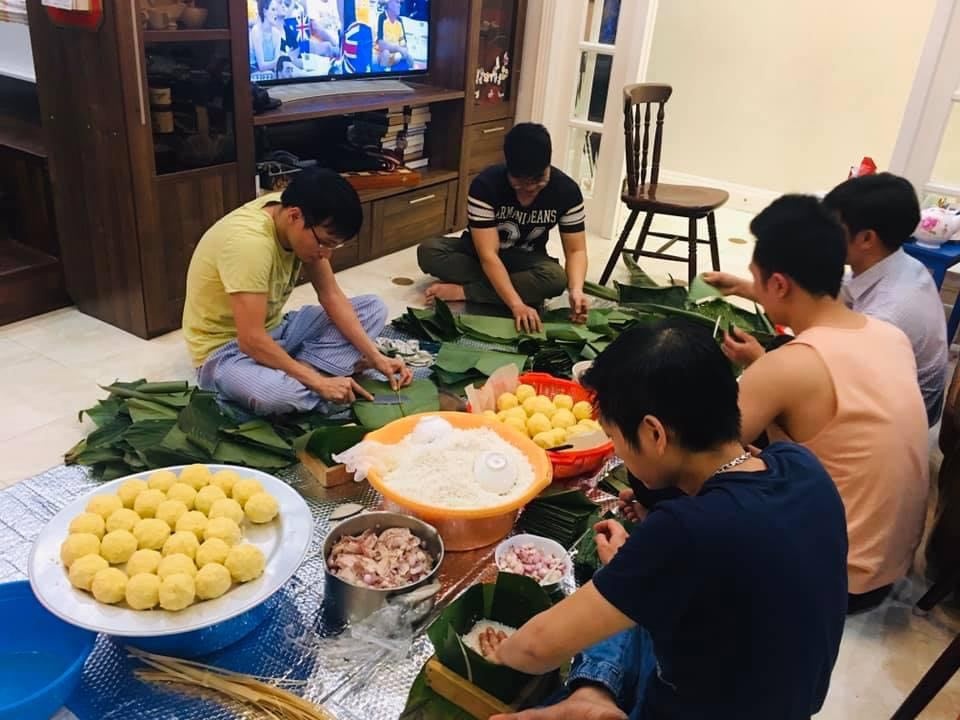 Nguoi Viet o Nga: Me chong gui la dong sang de toi goi banh hinh anh