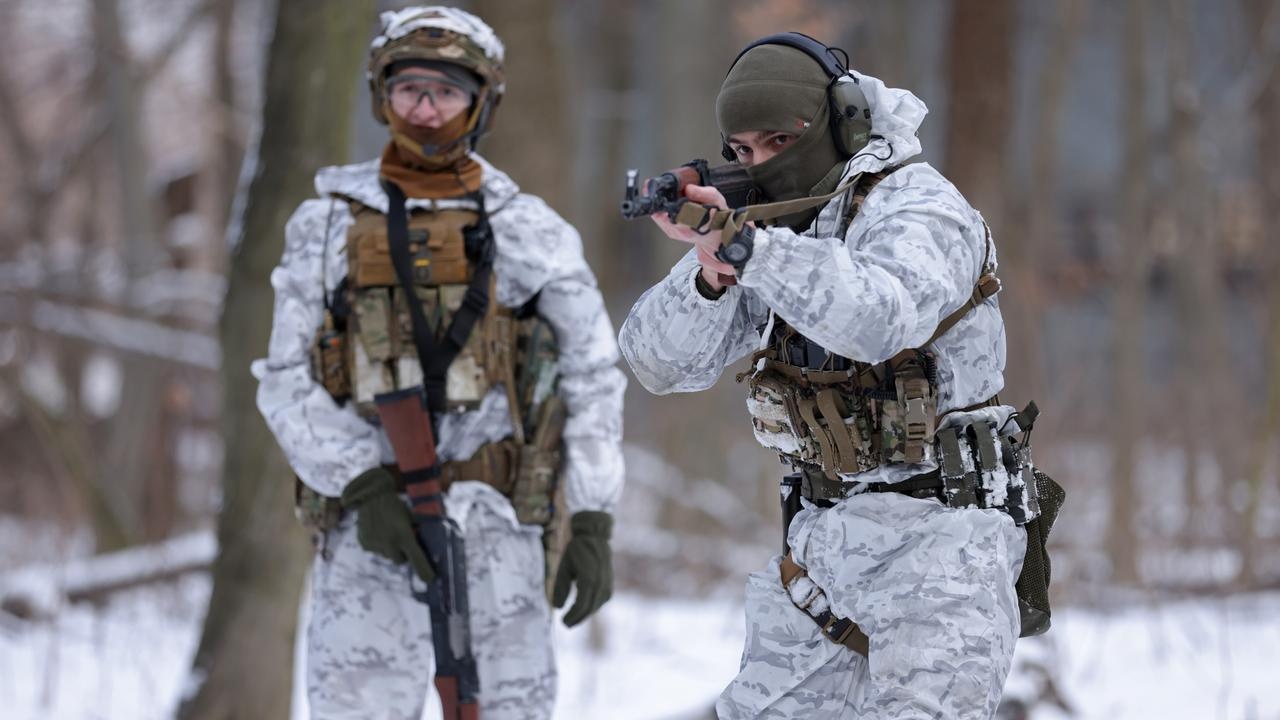 Nguoi Ukraine tham gia quan doi de san sang doi pho Nga hinh anh