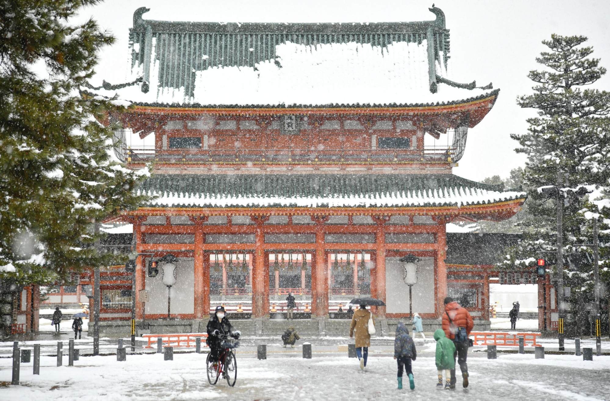 Kyoto ngap trong no hinh anh