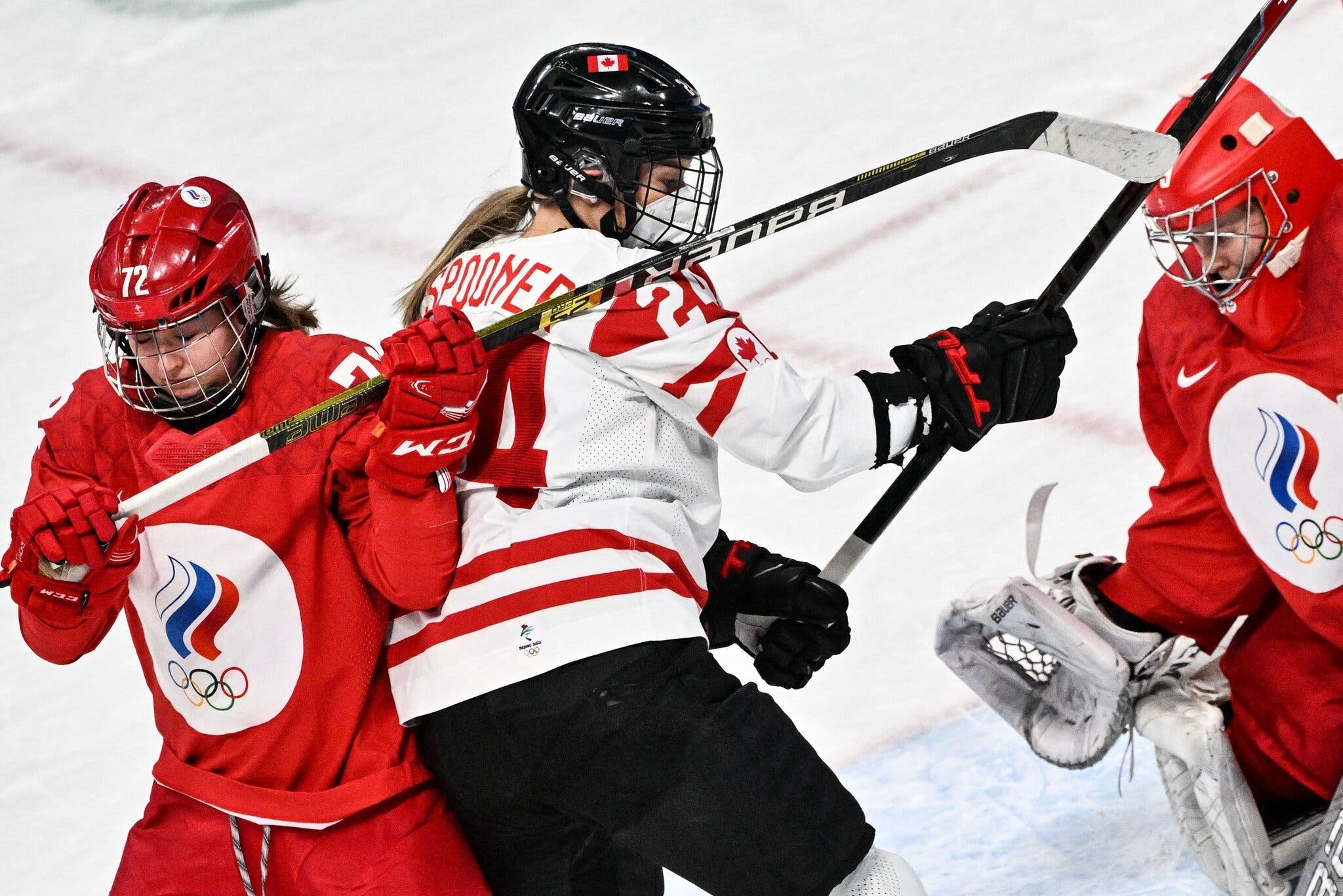 Vi sao doi hockey Canada deo khau trang khi thi dau voi doi Nga? hinh anh