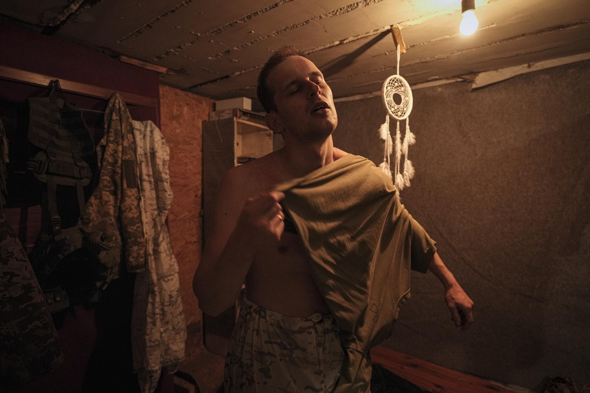 Binh si Ukraine: 'Trai tim toi da chet' hinh anh