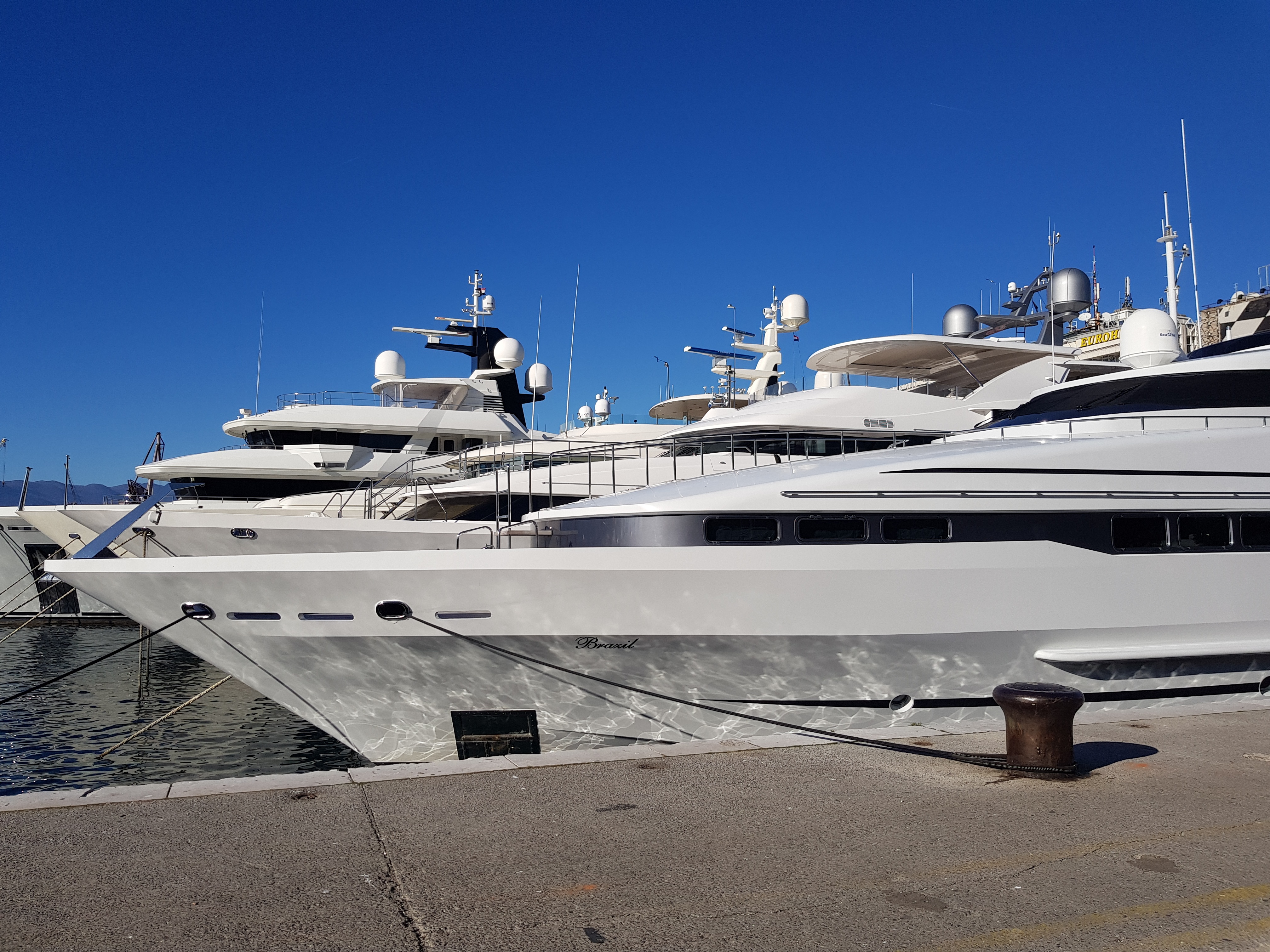 gioi tinh hoa nga ban tai san anh 1